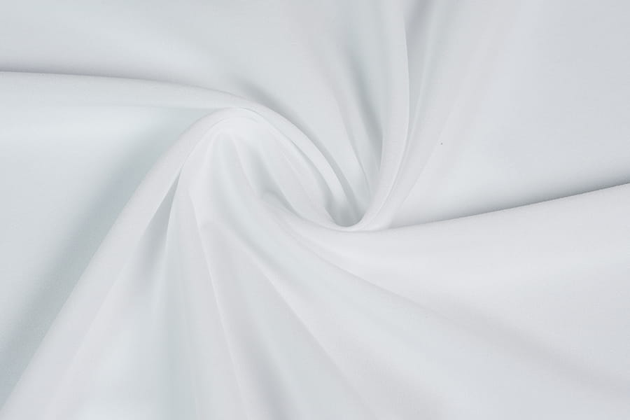 Polyester fusionné en polyester à jaunissement